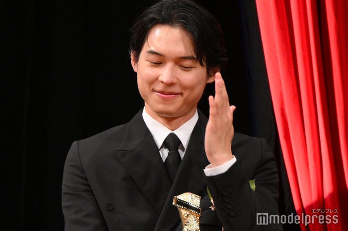 昨日「ファーストキス 1ST KISS」を観た三宅唱監督から絶賛され照れる松村北斗(C)モデルプレス