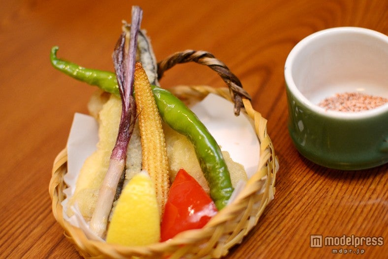 天麩羅盛り合わせ（鮎、甘長唐辛子、エリンギ、谷中生姜、ヤングコーン、赤ピーマン）