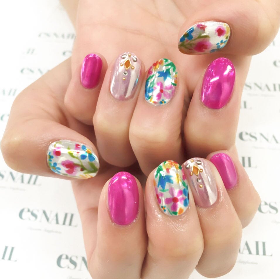 人気のミラーネイル／画像提供：esNAIL