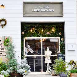 緑いっぱいのボタニカルな外観(C)モデルプレス