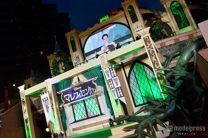 「眠れる森の美女の城」をイメージした巨大なセット