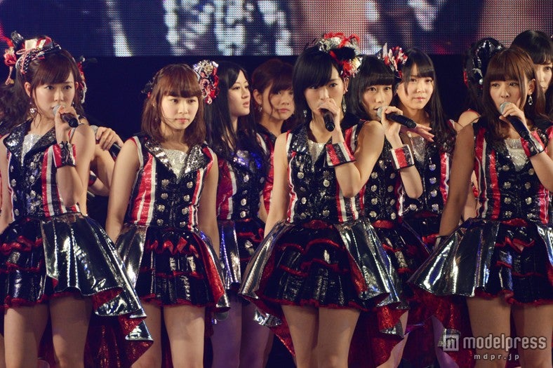 黒×赤×白のクールなミニ衣装で登場したNMB48