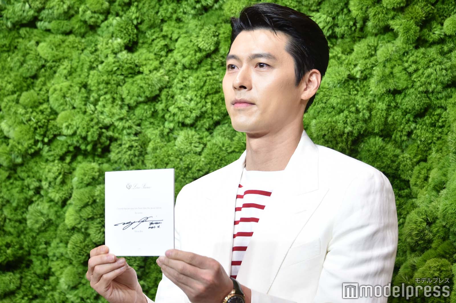 サインをアピールするヒョンビン（C）モデルプレス