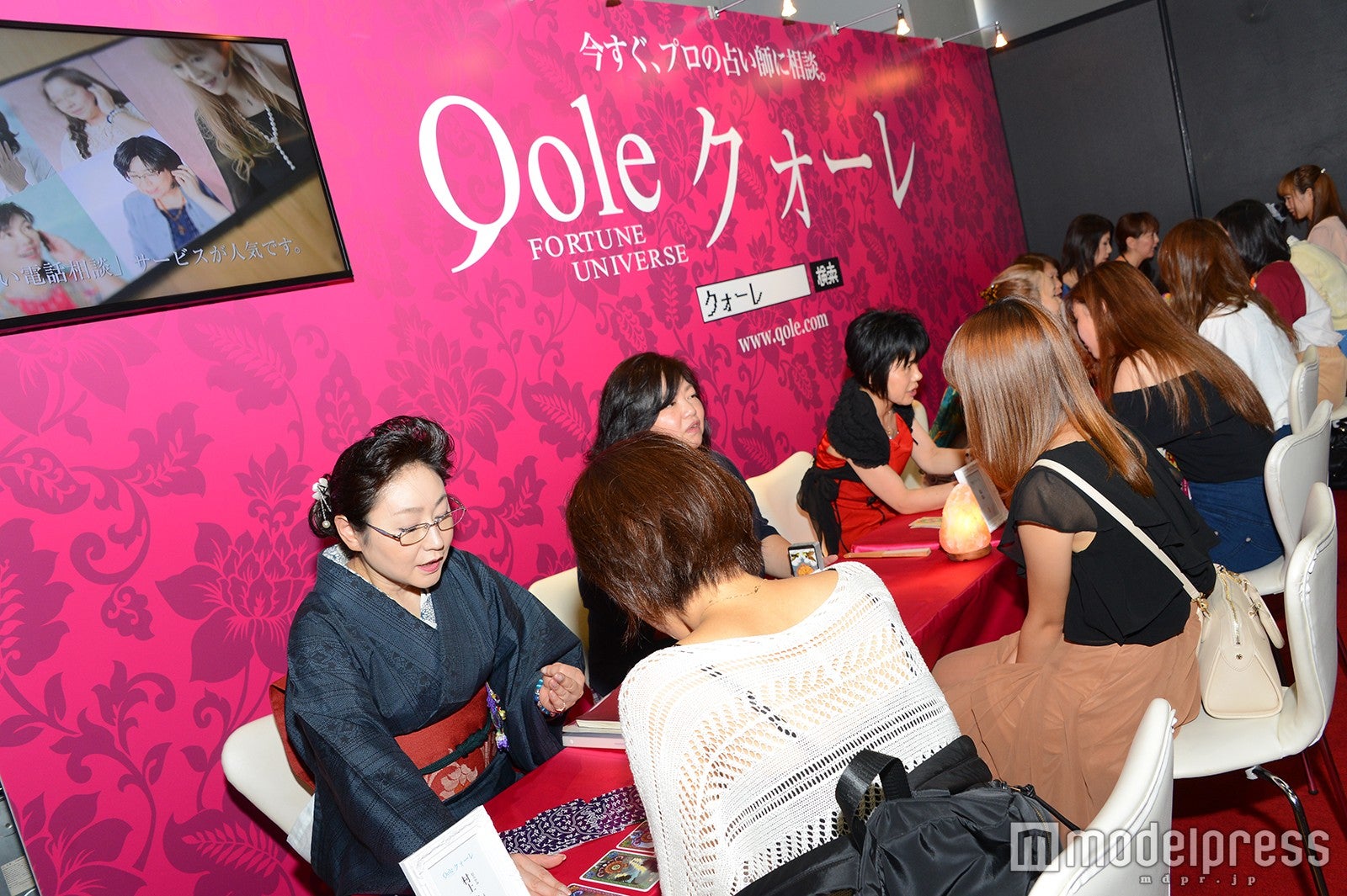 日本全国のプロ占い師が鑑定（C）モデルプレス