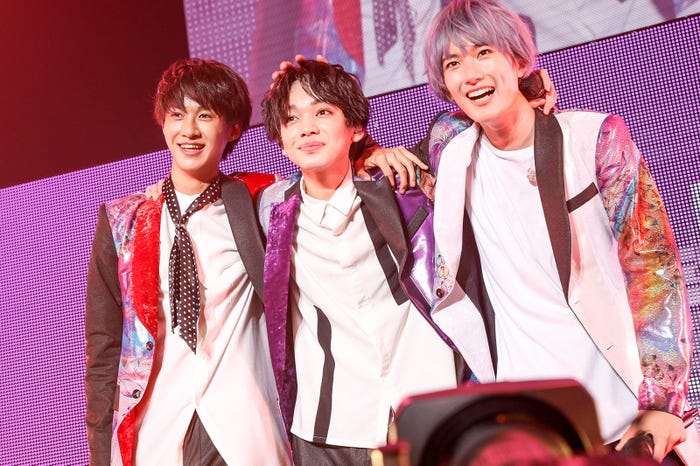 M!LK『7人7色~Winding Road~』(C)笹森健一、小坂茂雄