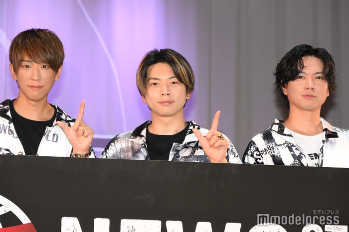 記者発表会に登壇したNEWSの小山慶一郎、増田貴久、加藤シゲアキ(C)モデルプレス