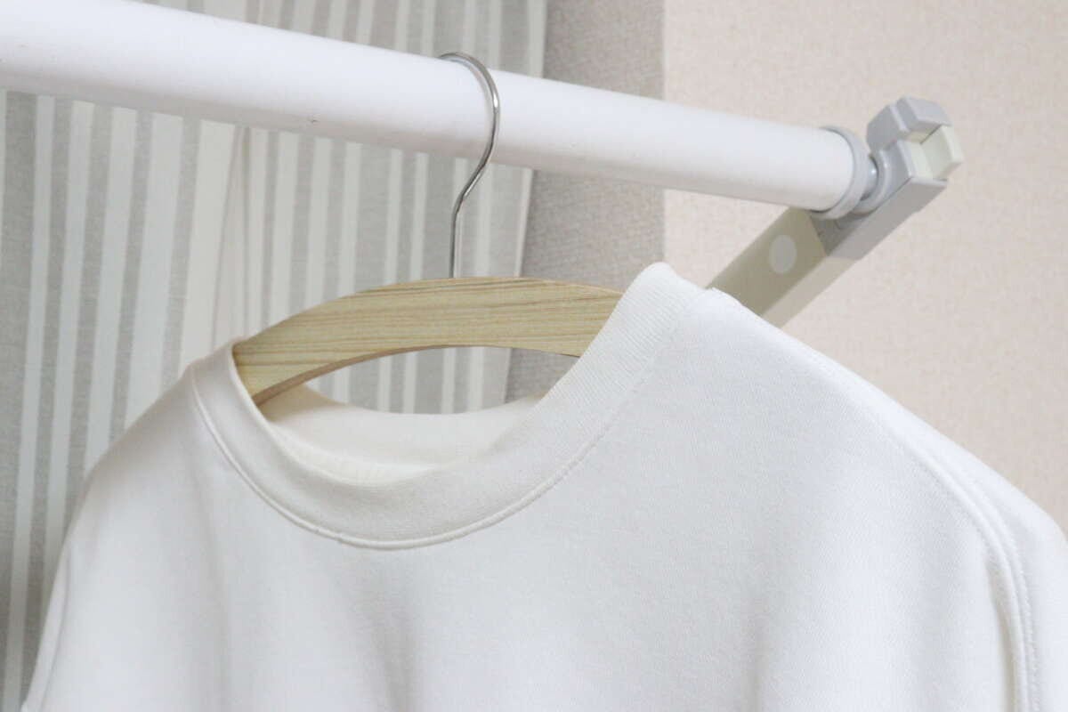 ダイソー アーチ型木製ハンガー ダイソーのアーチ型木製ハンガーは服の形が崩れにくい