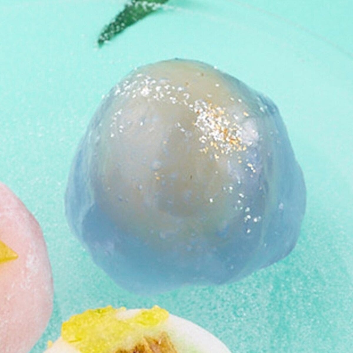 銀粉と金粉が輝く青色の水まんじゅう