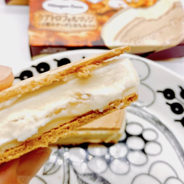 ハーゲンダッツ大人なクリスピーサンド「クワトロフォルマッジ」