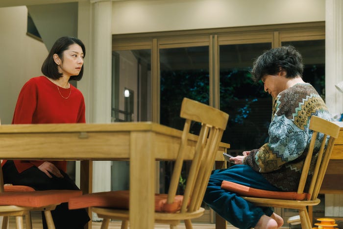 小池栄子、吉岡秀隆「コタツがない家」第9話より(C)日本テレビ