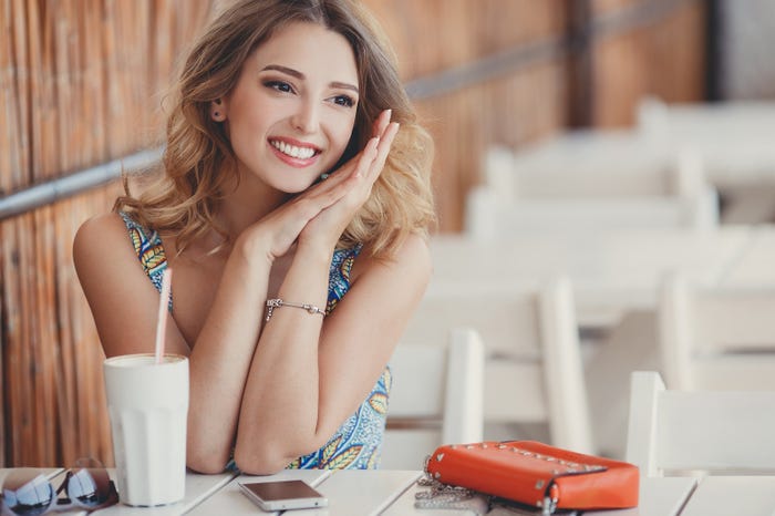 「ちゃっかり女子」はお願いだってお手の物(photo by GTeam/Fotolia)