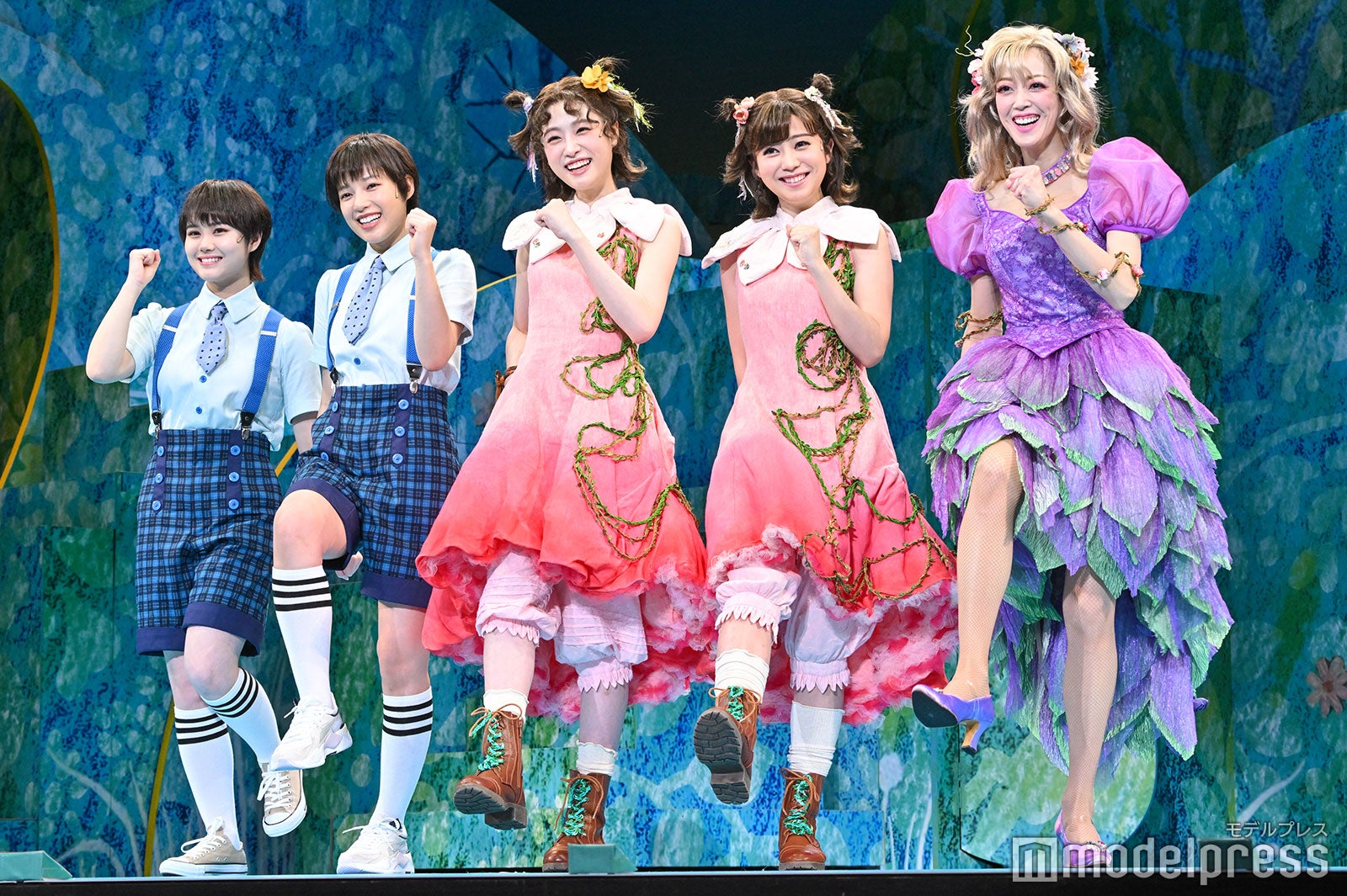 （左から）伊藤理々杏 、石井杏奈、高橋ひかる、熊谷彩春、大和悠河（C）モデルプレス