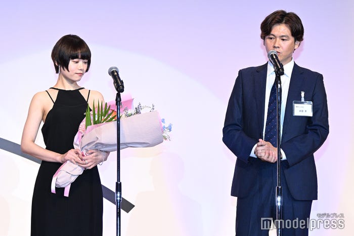 杉咲花、米田孝プロデューサー(C)モデルプレス