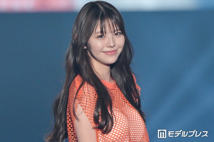 鈴木ゆうか、大胆背中開きキャミワンピ姿が話題「ヴィーナスラインが美しい」「女神のよう」