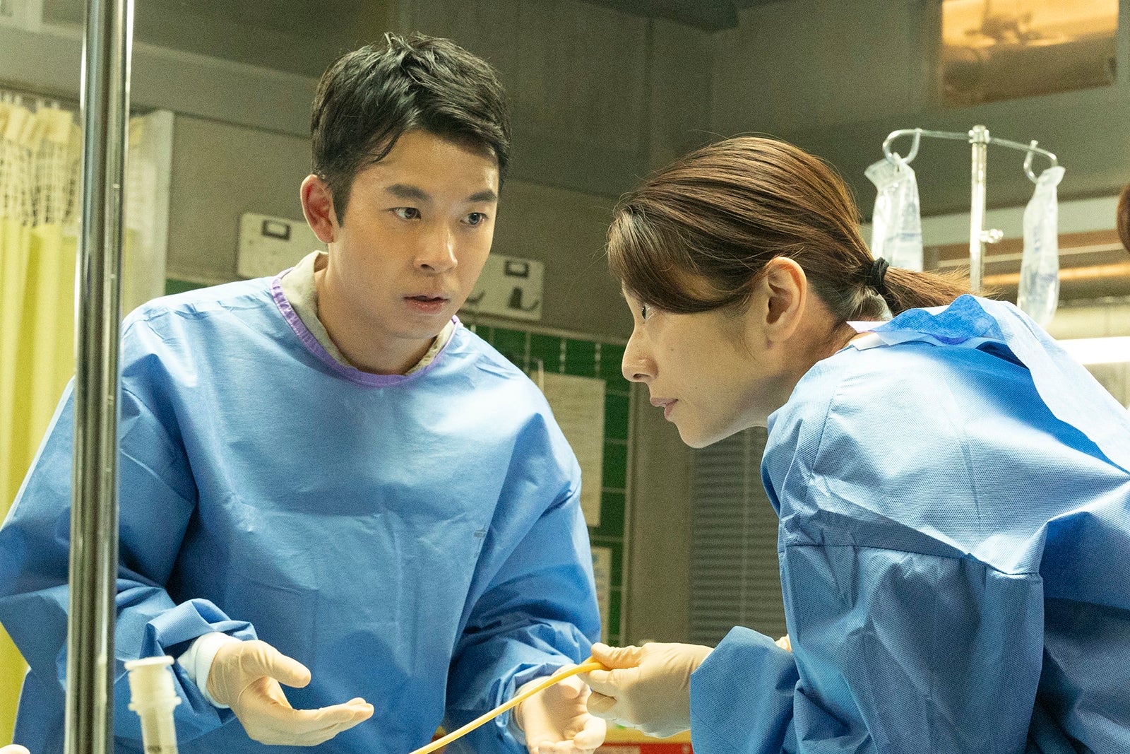 仲野太賀、小池栄子「新宿野戦病院」第4話より（C）フジテレビ