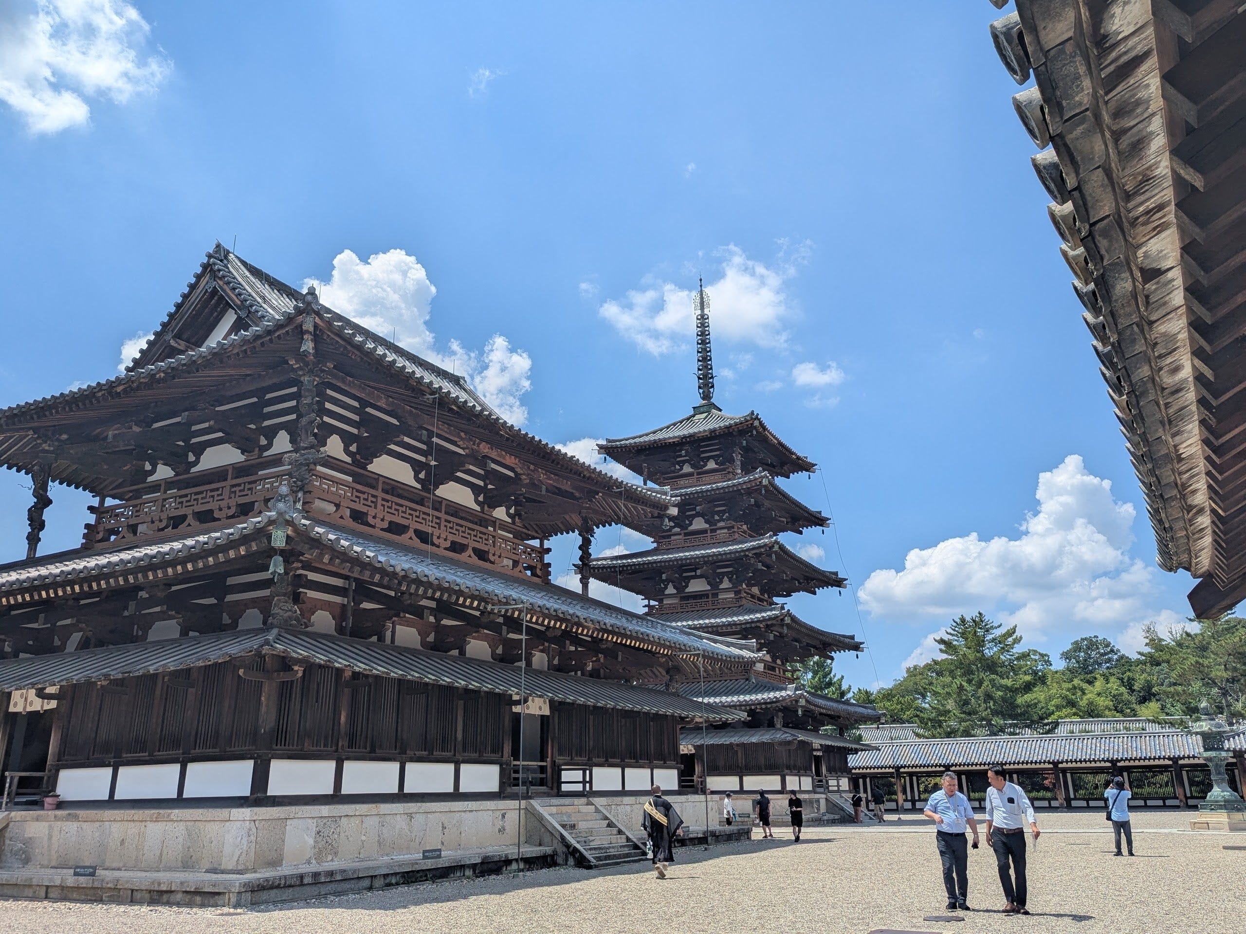 JR東海「いざいざ奈良」の2025年秋のCMは、法隆寺を舞台に展開。混雑した京都を離れ奈良を旅する人も多いよう