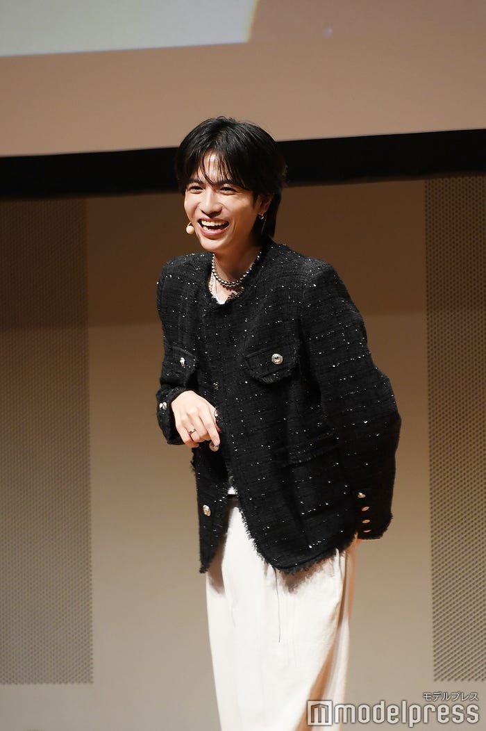 指輪をつけた志尊淳「お前との匂わせだよ!!!」(C)モデルプレス