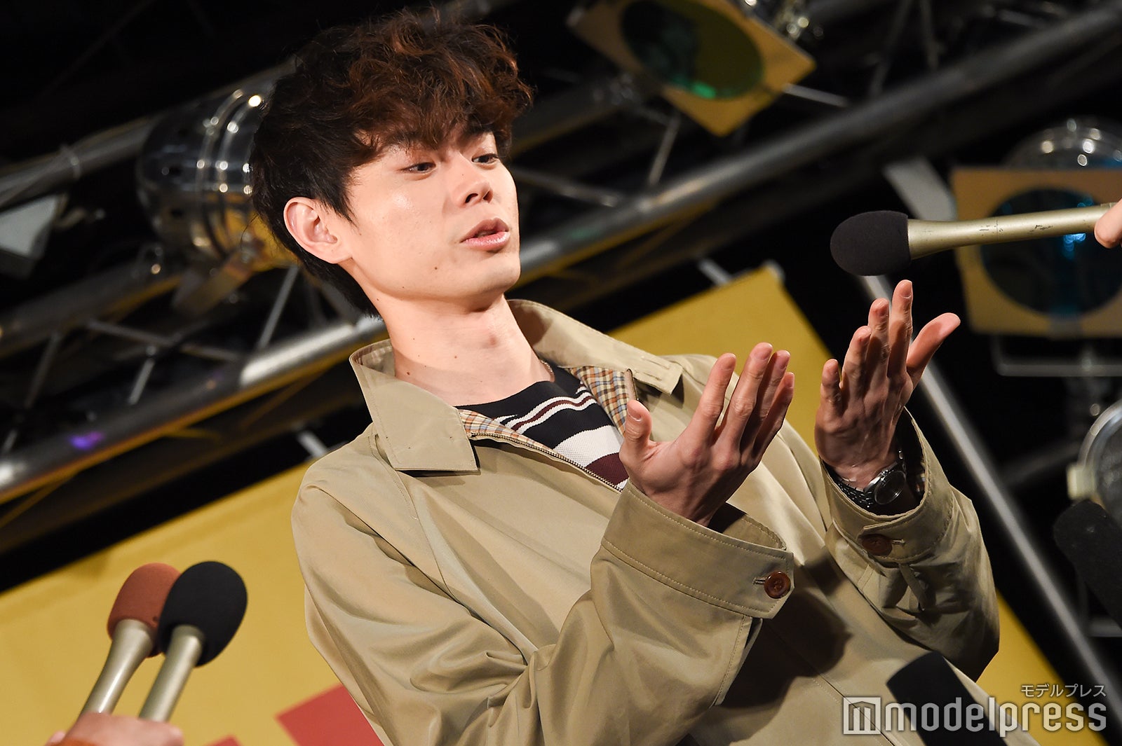 台本を読んでいる合間に服作りをするという説明をする菅田将暉（C）モデルプレス
