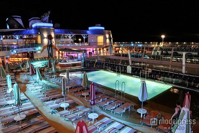 夜はプール全体を幻想的な光が包み込む／photo by Zippo S