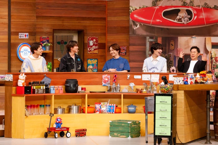 小島健、末澤誠也、藤原丈一郎、大西流星、岡村隆史(C)カンテレ