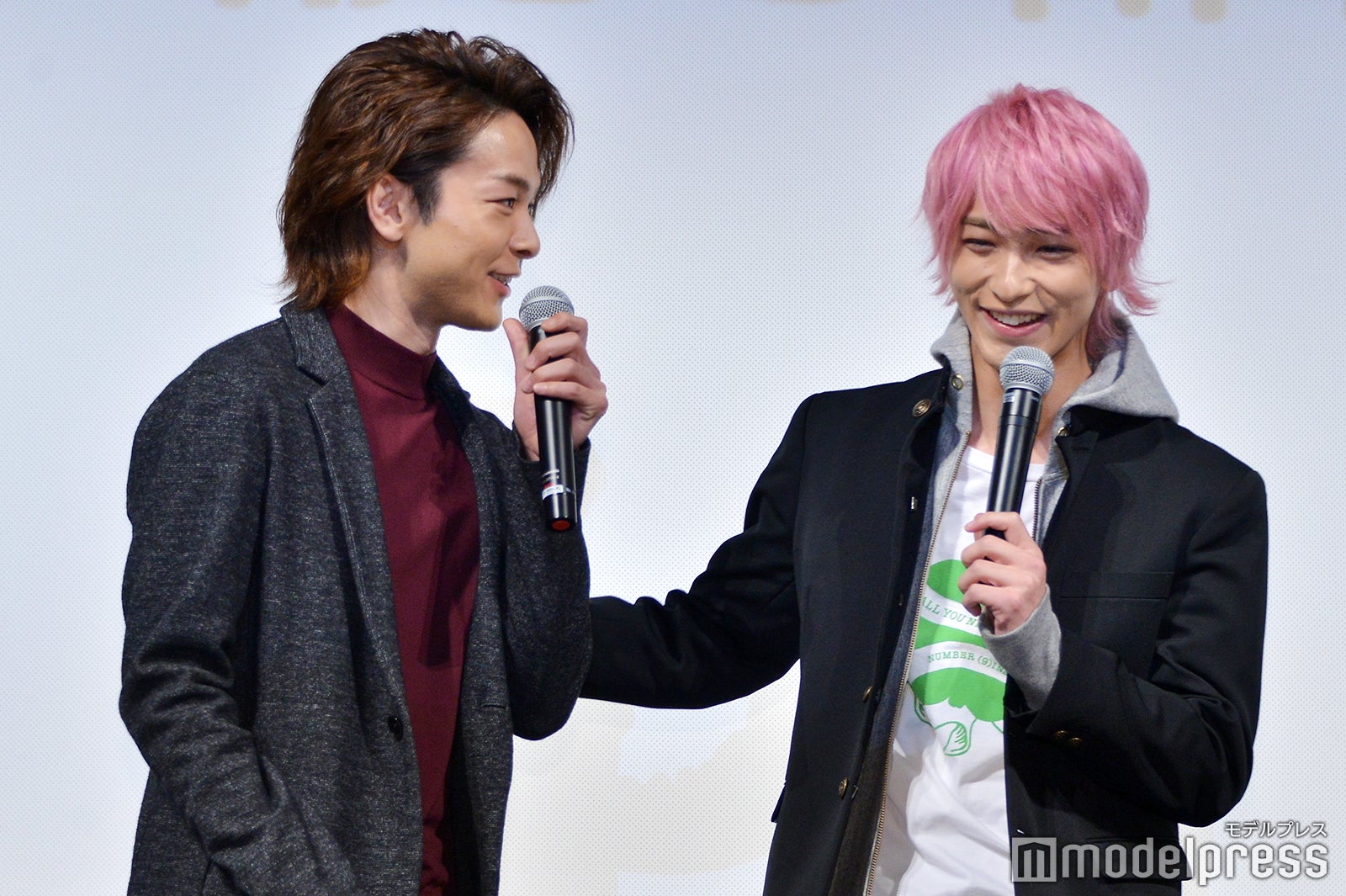 “元ヤン高校教師”中村倫也（左）、“不良な高校生”横浜流星（右）を指導（C）モデルプレス