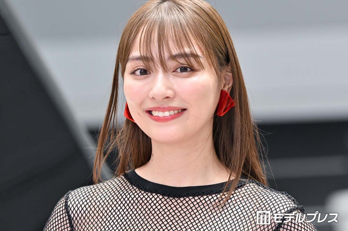 内田理央、美デコルテ際立つキャミ姿が「美しい」「憧れのスタイル」と話題