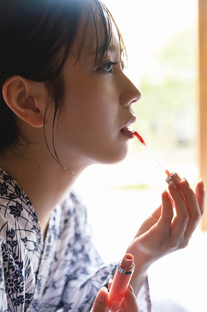 小湊よつ葉「芽吹き」より(C)講談社