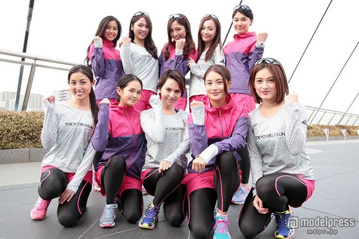 水沢アリー(前列中央)と「TOKYO GIRLS RUN」メンバー