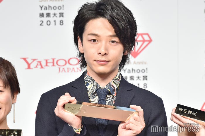 トロフィーの持ち方が豊富な中村倫也 (C)モデルプレス
