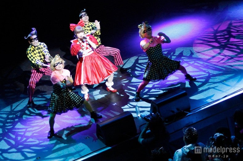 （中央）きゃりーぱみゅぱみゅ