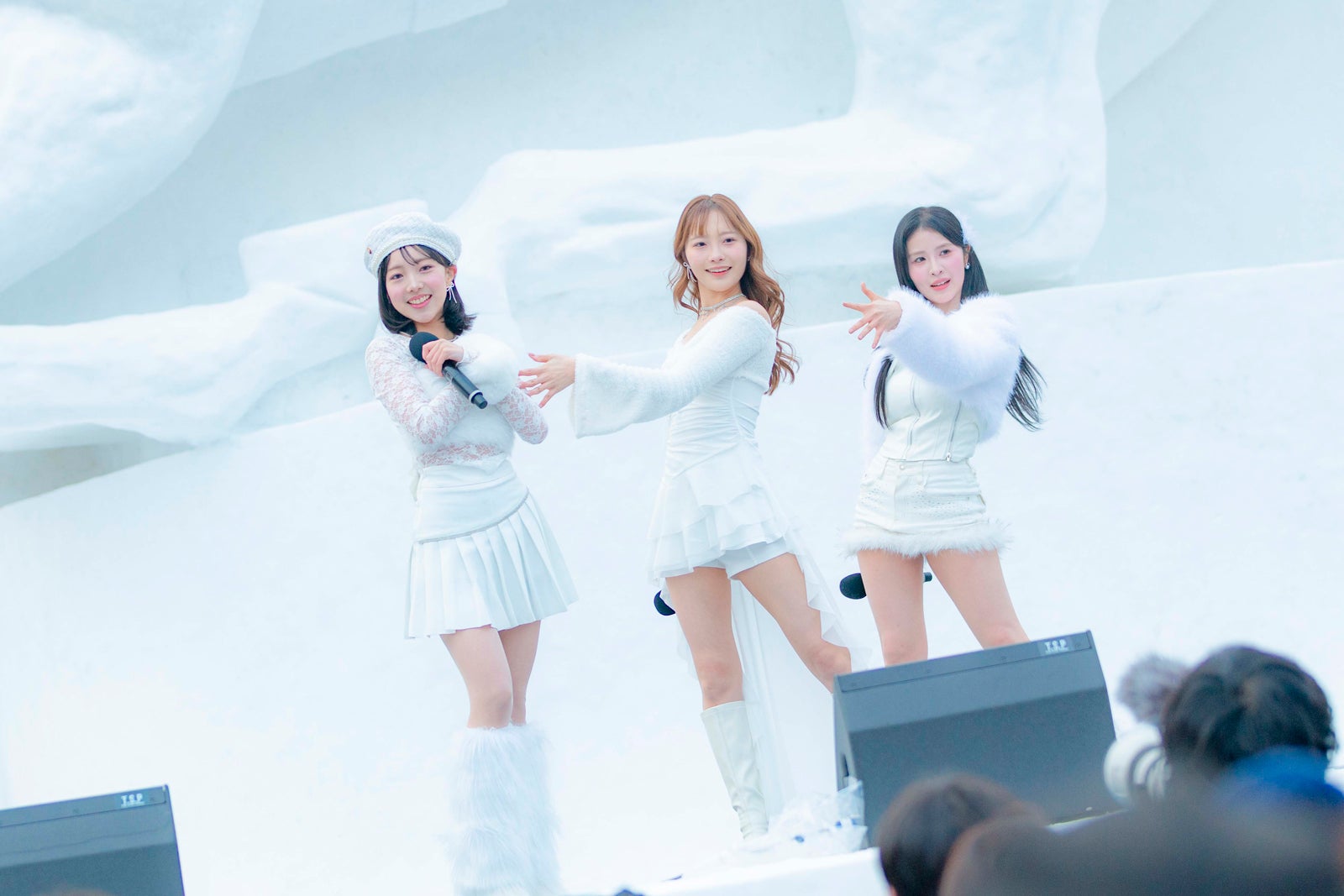 パフォーマンスを披露するUNICODE（左から）ERIN、HANA、MIO（提供写真）