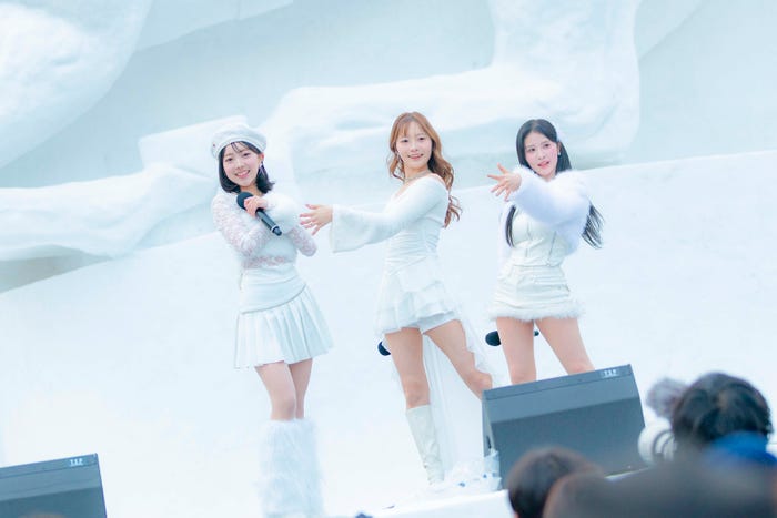 パフォーマンスを披露するUNICODE(左から)ERIN、HANA、MIO(提供写真)