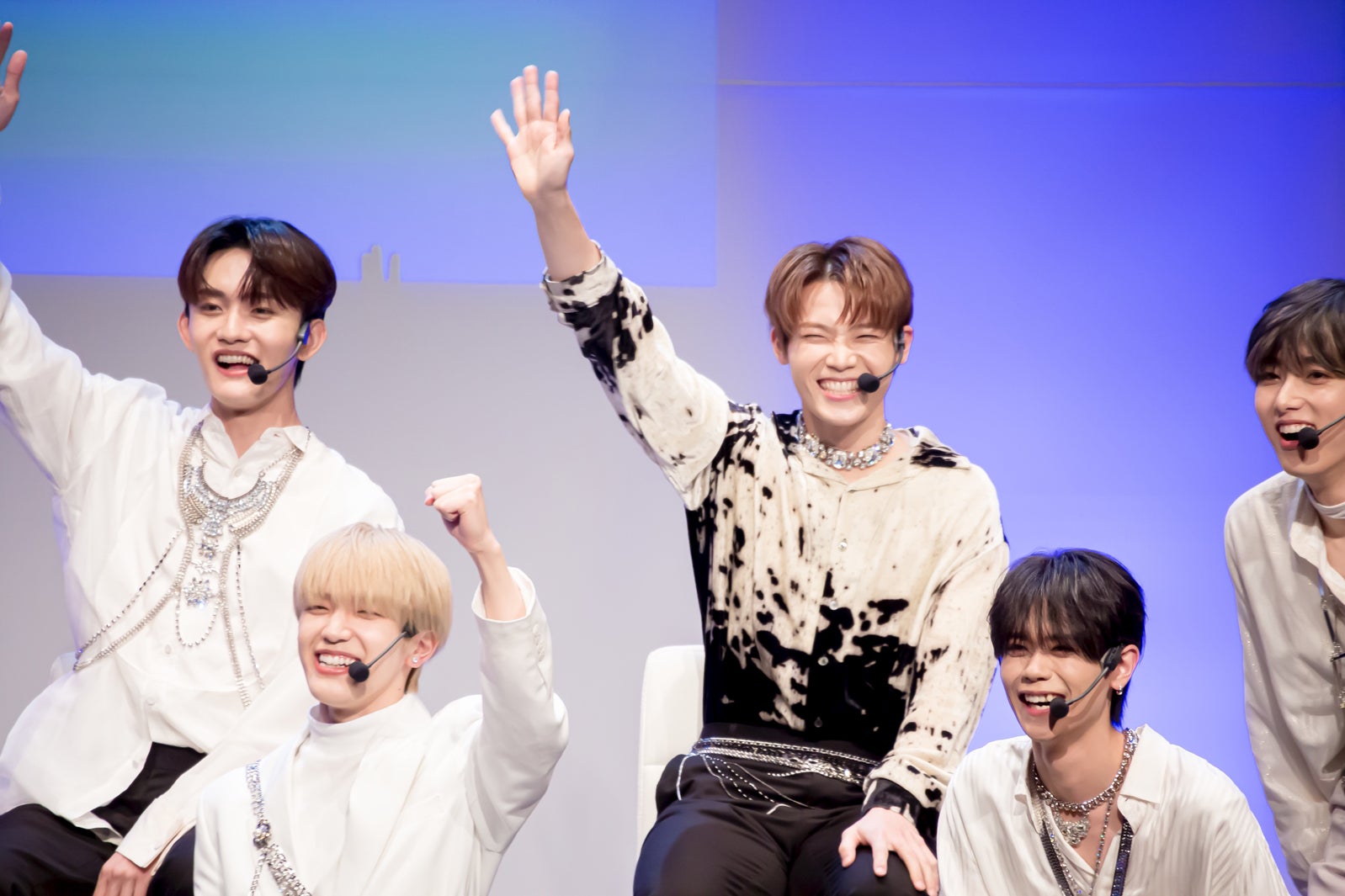 INI「COMEBACK TALK SHOW」より（C）LAPONE Entertainment