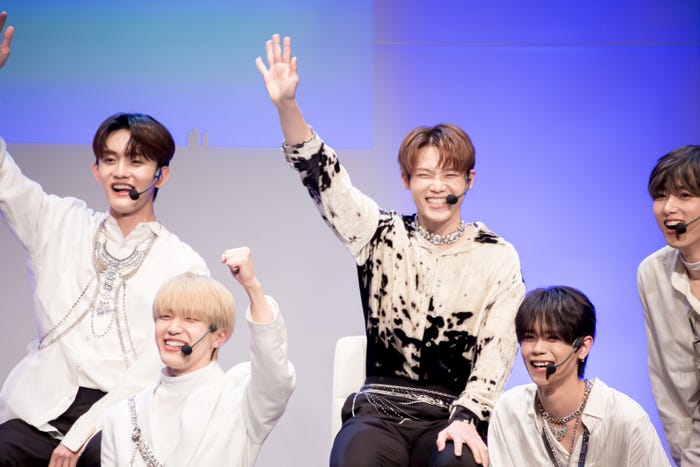 INI「COMEBACK TALK SHOW」より(C)LAPONE Entertainment