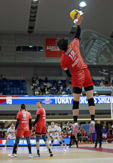 高橋藍がサービスエース6本、サントリー22連勝 黒髪チェンジの理由は「ただの気分です」