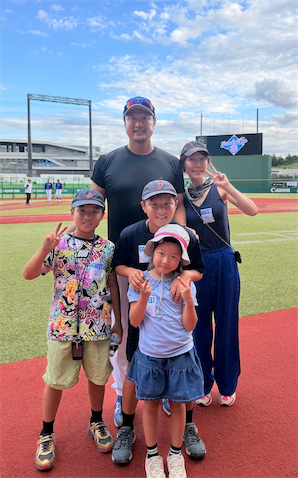 小原正子、夫・マック鈴木の"選手姿"を子ども達と初観戦「絶対に表舞台に立つ姿を見てもらいたかった」