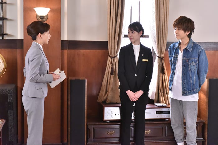 戸田恵梨香(中央)、岩田剛典(右)/「崖っぷちホテル!」第10話より(C)日本テレビ