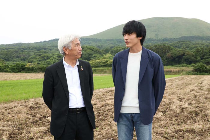 (左から)野口市太郎市長、杉野遥亮(C)フジテレビ