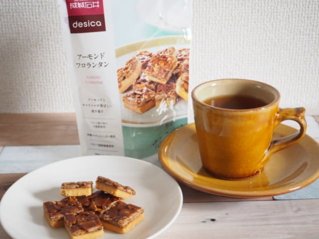 成城石井アーモンドフロランタンお茶と一緒に撮影した写真