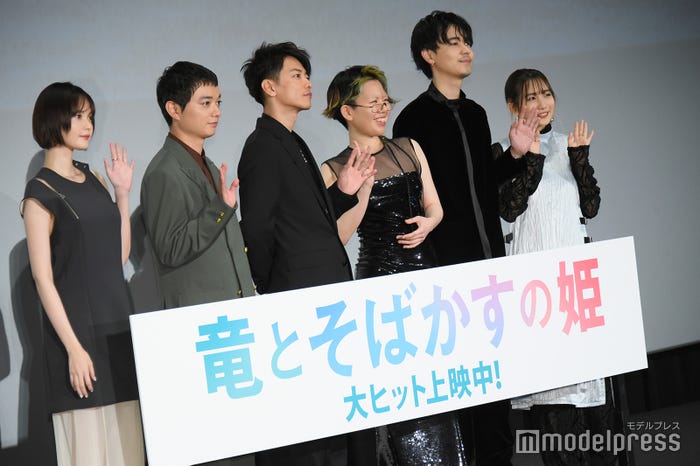 (左から)玉城ティナ、染谷将太、佐藤健、中村佳穂、成田凌、幾田りら(C)モデルプレス