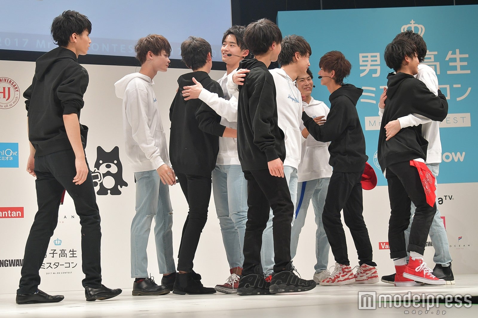 「RED BANG（レッドバン）」と「Hryrs Wave（ハイリーズウェーブ）」が熱いハグ （C）モデルプレス