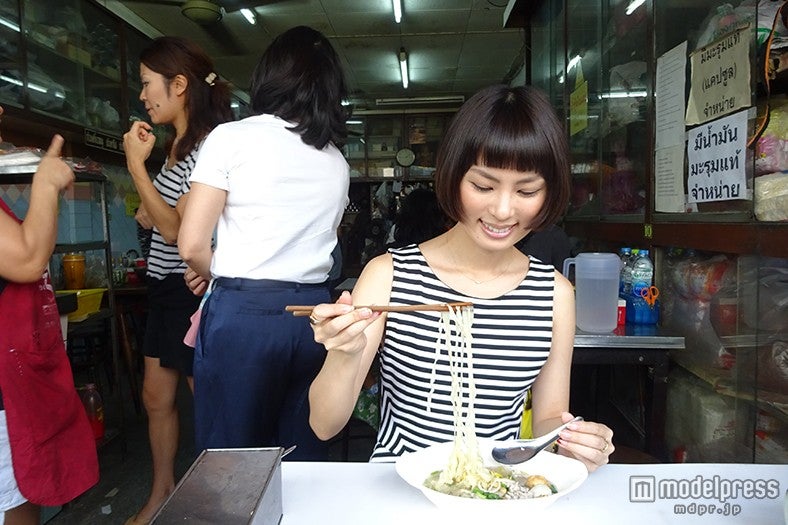 つるつるの米粉麺はのどごしが良く暑い時でも胃にいれやすい／モデル：伊澤恵美子