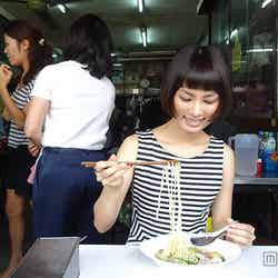 つるつるの米粉麺はのどごしが良く暑い時でも胃にいれやすい／モデル：伊澤恵美子