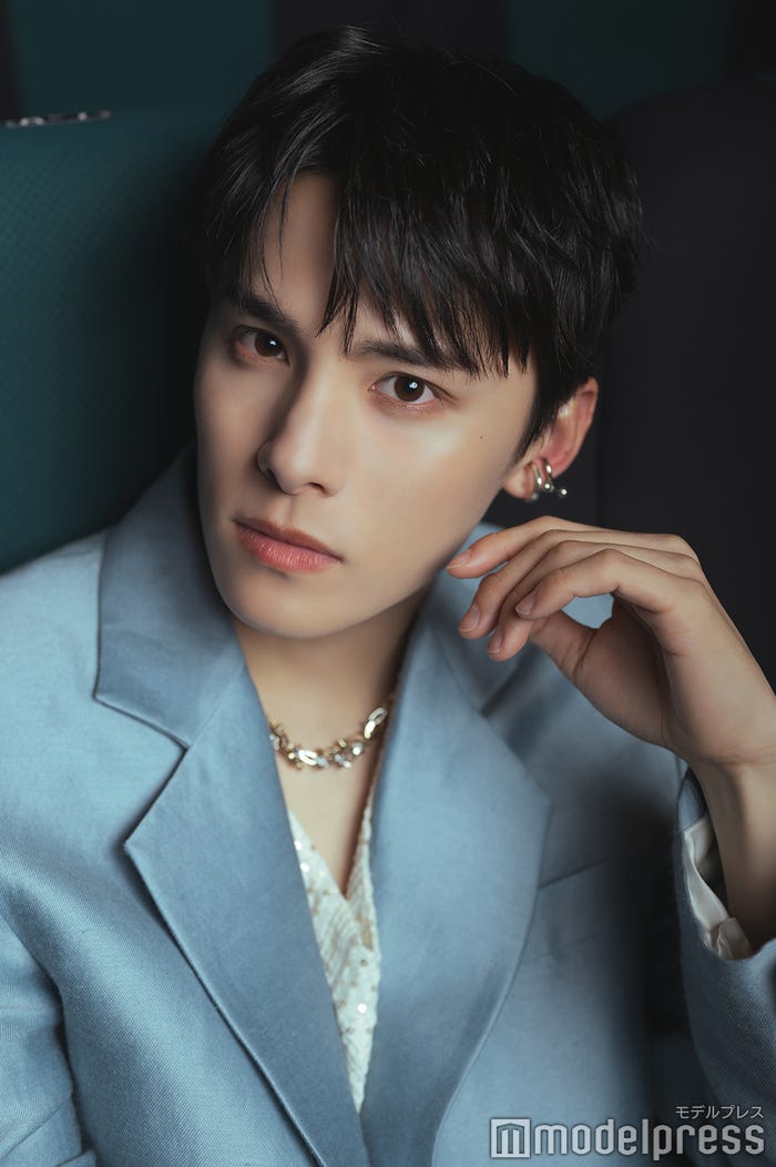 川西拓実/<衣装クレジット>ジャケット ¥83,600、パンツ ¥52,800(共にターク/ジョワイユ)、〈シンヤコズカ〉のベスト ¥35,200、〈ジュスティーヌ クランケ〉のイヤーカフ ¥8,250(共にザ・ウォール ショールーム)、イヤークリップ ¥7,700(ナラティブ・プラトゥーン/ロール)、その他はスタイリスト私物<スタイリストクレジット>斎藤良介SAITO RYOSUKE<ヘアメイククレジット>西尾さゆり(C)モデルプレス