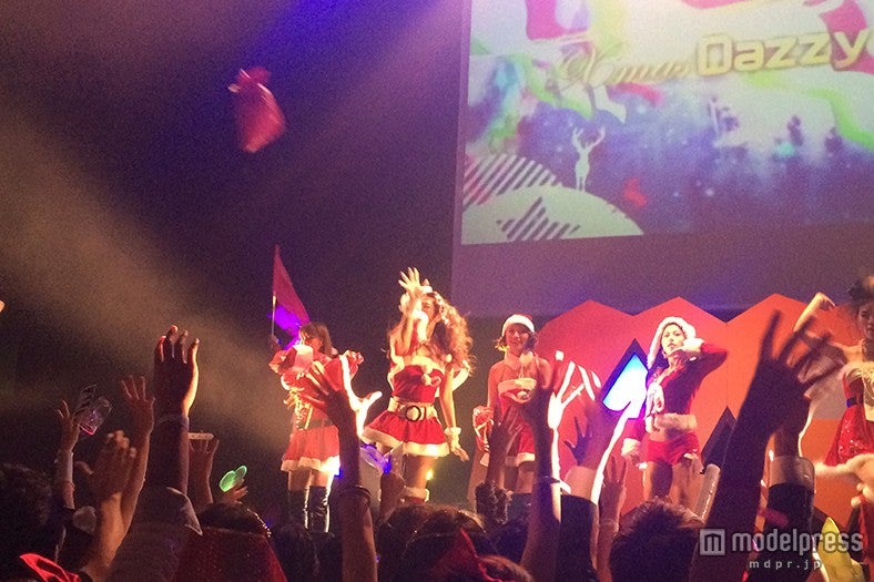 セクシーサンタがフェロモンたっぷりダンス　キュートなランジェリーに会場興奮