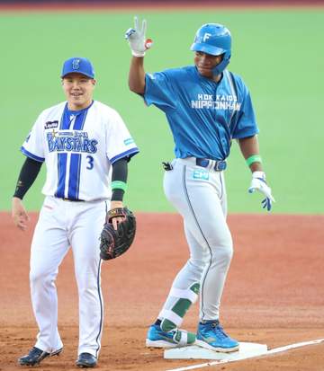 広島 観客がイニング間に大移動！？ 外野席をファンが移動し両軍を応援する異例の光景