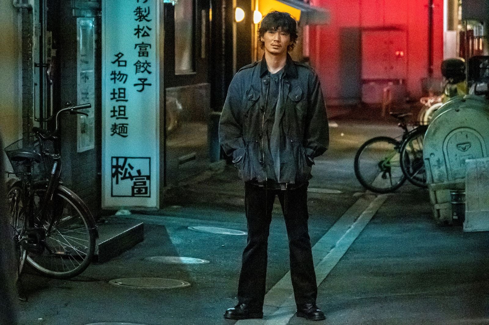 綾野剛／「アバランチ」第1話より（C）カンテレ・フジテレビ