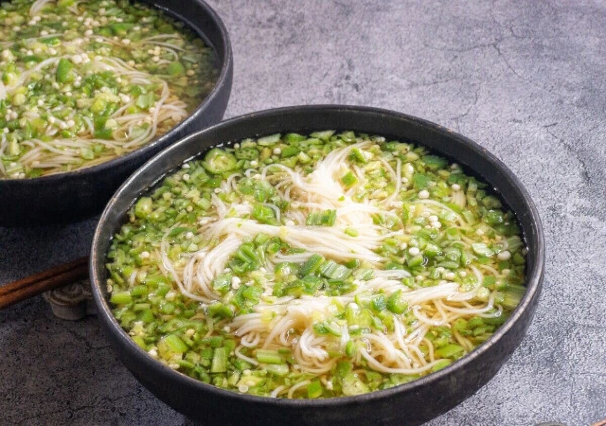 刻みオクラとだしつゆがたっぷり入った冷やしそうめん2つ 刻みオクラとだしつゆがたっぷり入った冷やしそうめん2つ