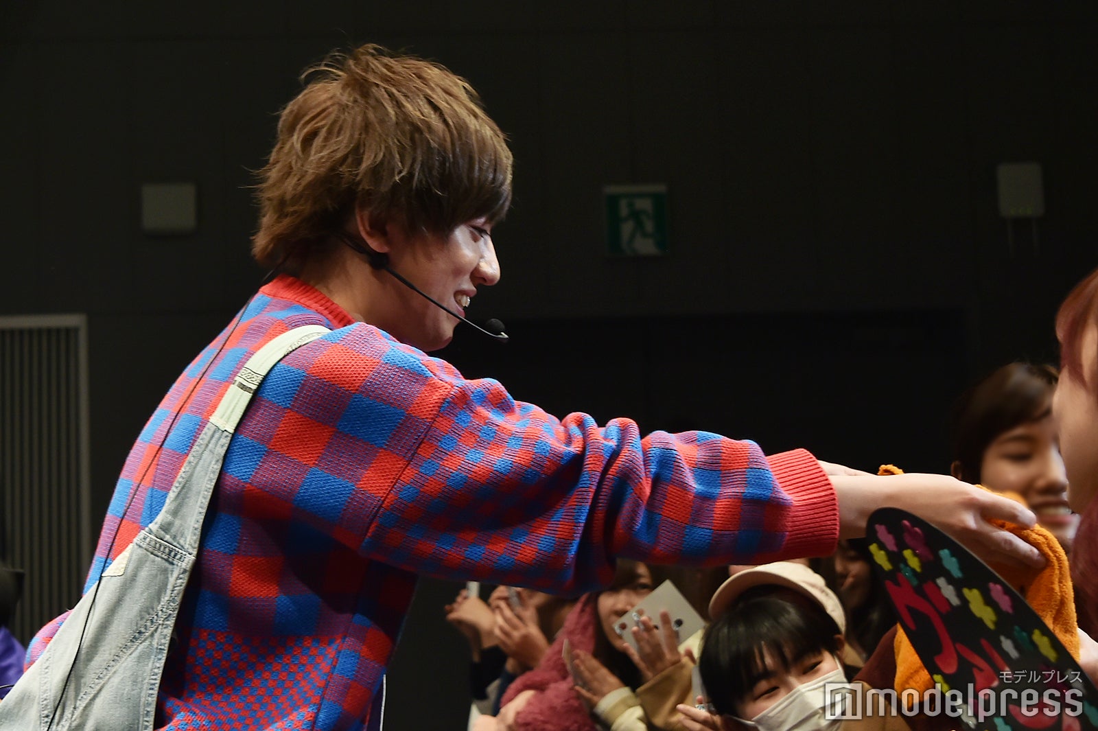 腹巻をファンに手渡すヴァンビ （C）モデルプレス