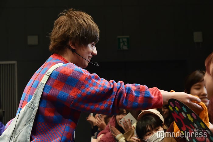 腹巻をファンに手渡すヴァンビ (C)モデルプレス